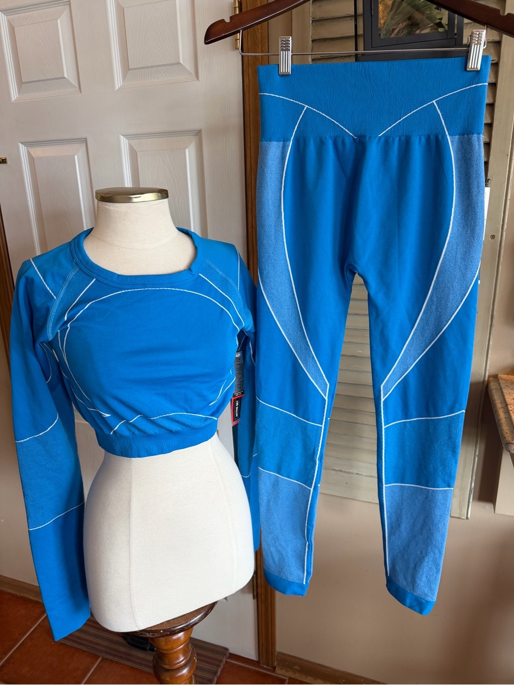 New Mix Bright Blue Active Set with White Contrast Lines VERY CHIC 💜🧚🏻🛍️